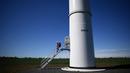 Ladang angin yang berada di luar La Rochelle, Prancis ini akan diresmikan pada bulan Mei mendatang. (Christophe ARCHAMBAULT/AFP)