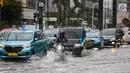 Sejumlah kendaraan melintas menerjang genangan air di kawasan Bunderan HI, Jakarta, Kamis (22/11). Genangan air hujan setinggi 40 cm tersebut disebabkan hujan deras yang melanda Jakarta pada siang hari. (Liputan6.com/Faizal Fanani)