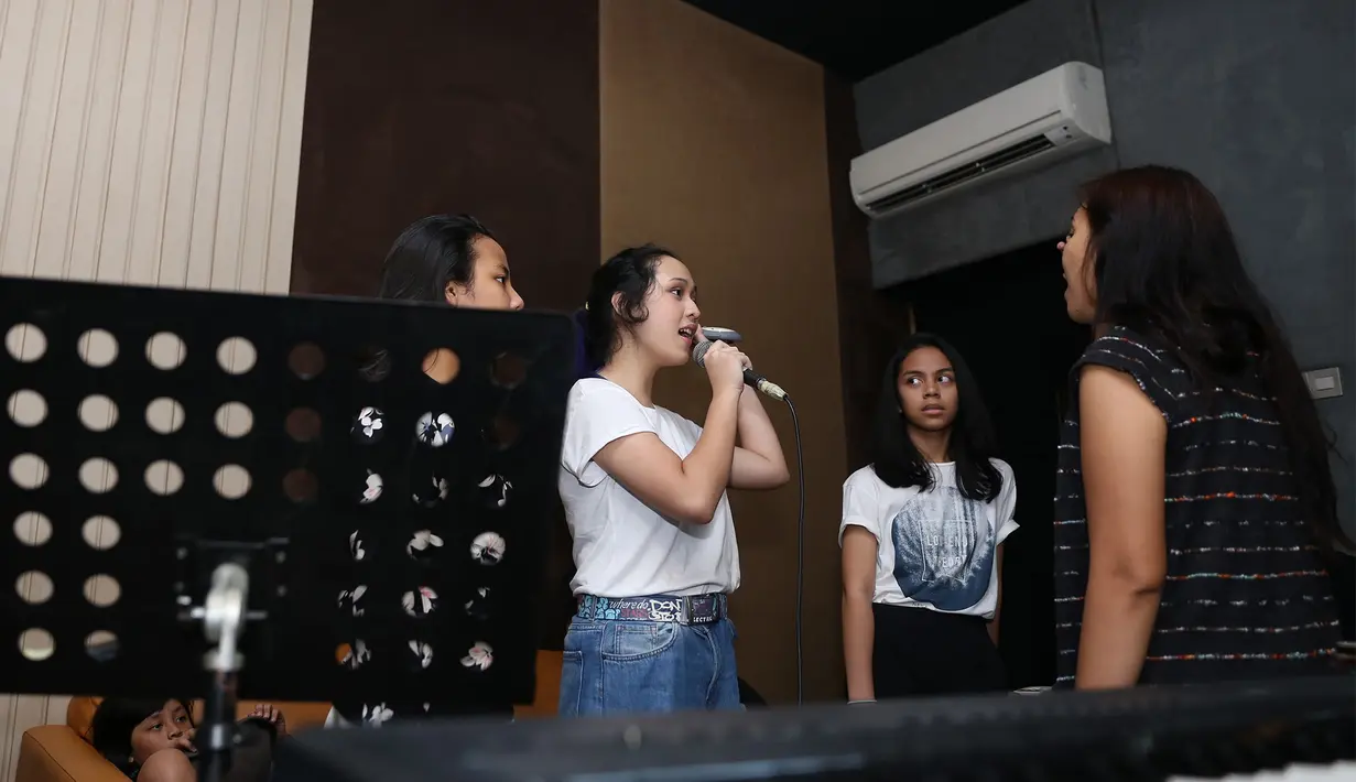 Sekitar dua bulan latihan menjelang konser. Selain para pennyanyi juga yang terlibat dalam konser bertajuk DARR 2: Bikin Konser. (Andy Masela/Bintang.com)