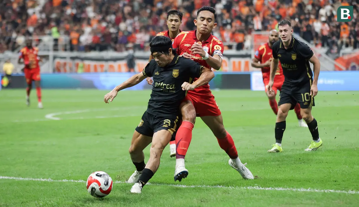 Pemain Persija Jakarta, Rizky Ridho (kanan) berusaha merebut bola dari pemain Borneo FC, Kei Hirosei dalam laga lanjutan BRI Super League 2025/2026 di Jakarta International Stadium (JIS), Jakarta Utara, Selasa (03/03/2026). (Bola.com/Abdul Aziz)