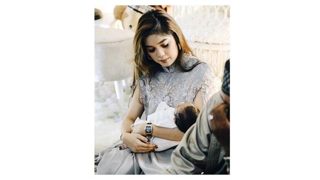 7 Potret Kebersamaan Raya Kitty dan Anak, Kompak Banget