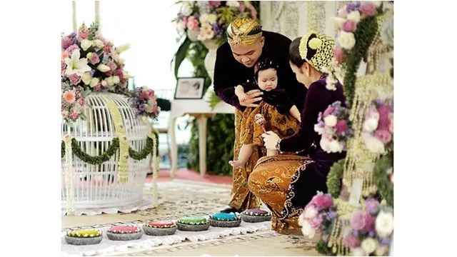 Momen Prosesi Tedak Siten Anak Momo Geisha (sumber: instagram/lies1801)