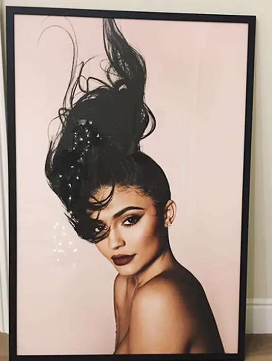 Selain itu, akun Instagram @Kylizzlesnapchats telah dikunci oleh Kylie dan hanya followersnya saja yang bisa melihat unggahan Kylie. Akun tersebut berisi unggahan Kylie di akun snapchatnya. (Instagram/Kyliejenner)