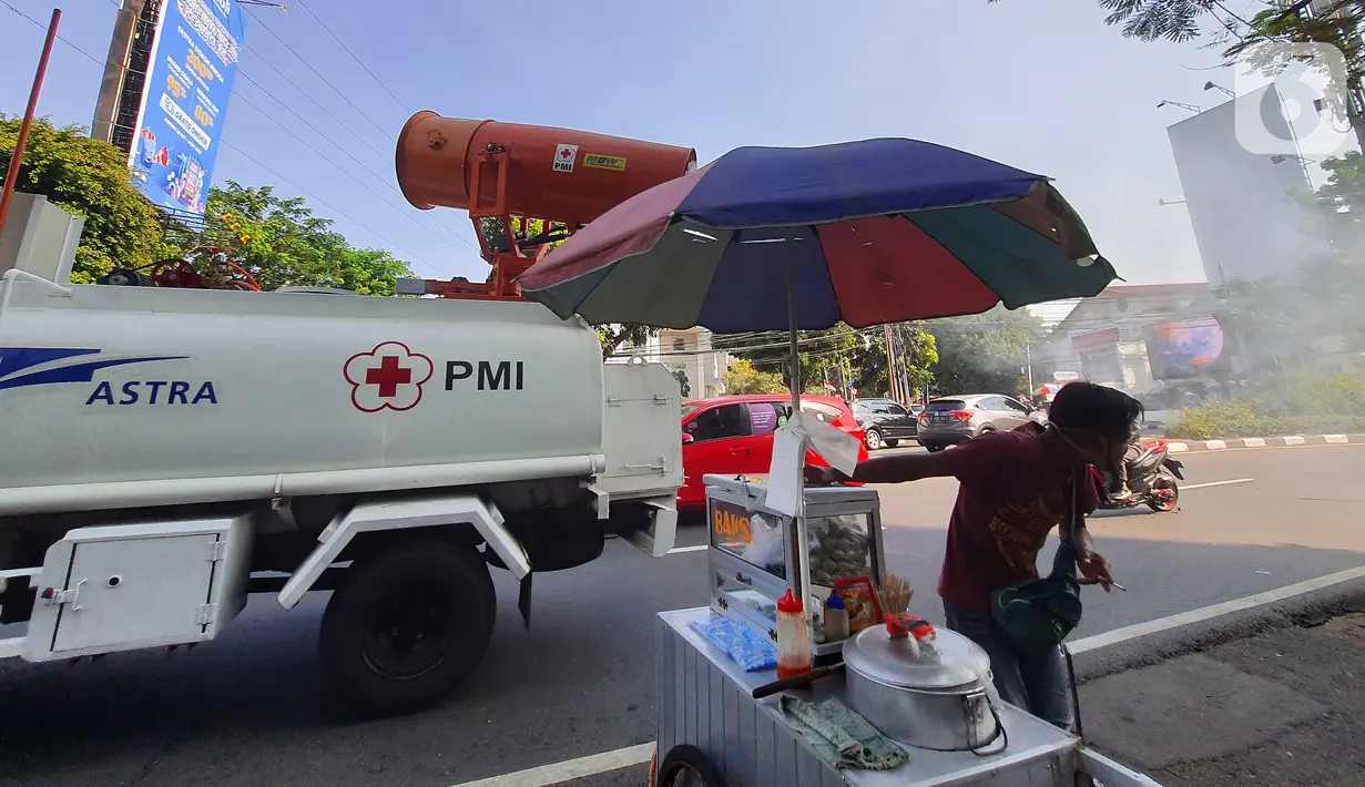 Sebuah mobil gunner spraying melakukan penyemprotan cairan disinfektan di kawasan Senayan, Jakarta, Senin (31/8/2020). Pemprov DKI Jakarta terus berupaya melakukan penyemprotan, menegakkan kedisiplinan protokol kesehatan sebagai upaya pencegahan COVID-19. (Liputan6.com/Fery Pradolo)