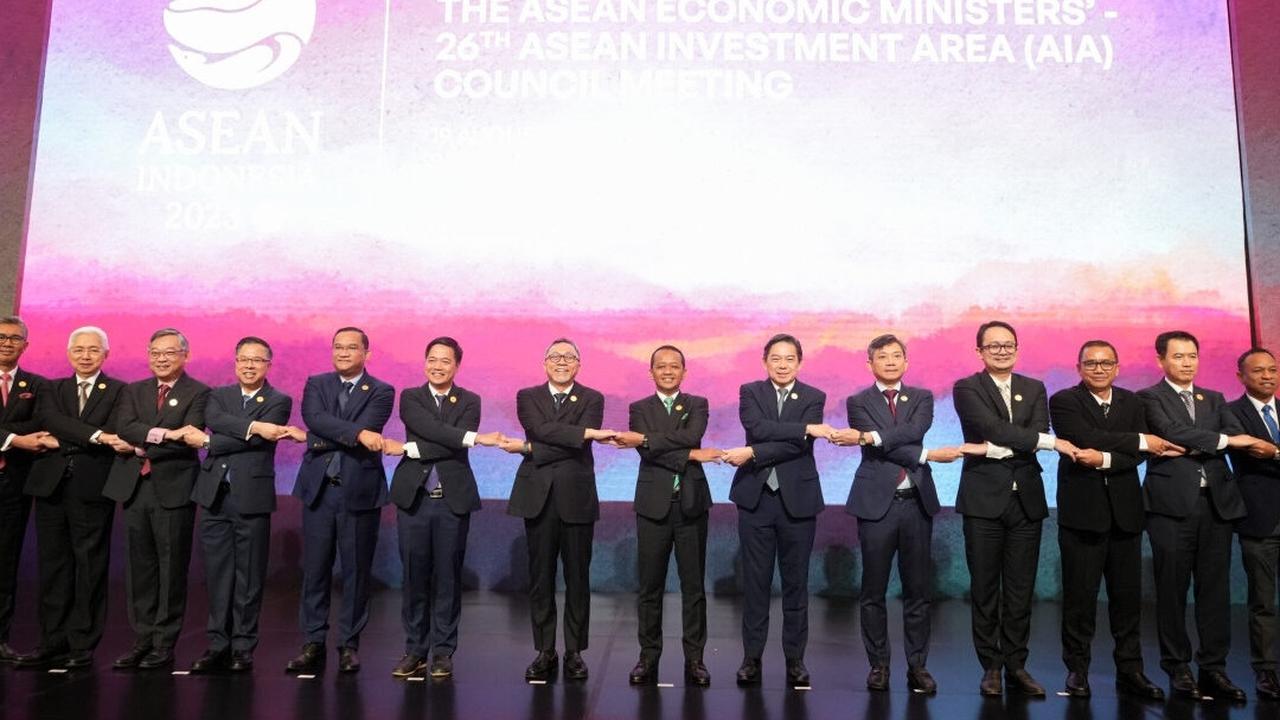 Special ASEAN Investment Report (AIR) 2023 yang memotret pertumbuhan investasi ASEAN tahun 2022 yang naik 5 persen dengan total investasi USD 224 miliar.