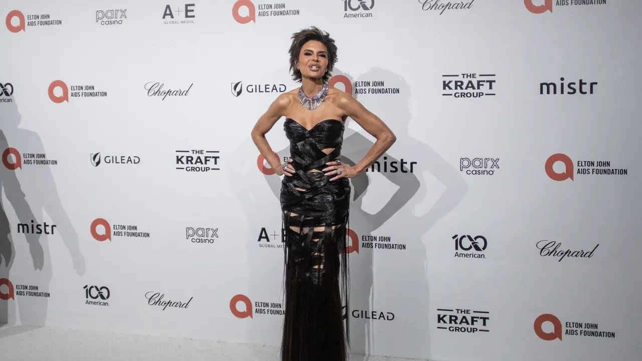 Gaun Nyentrik Lisa Rinna yang Terbuat dari 5 Kg Rambut Manusia Asli di Pesta Oscar 2026