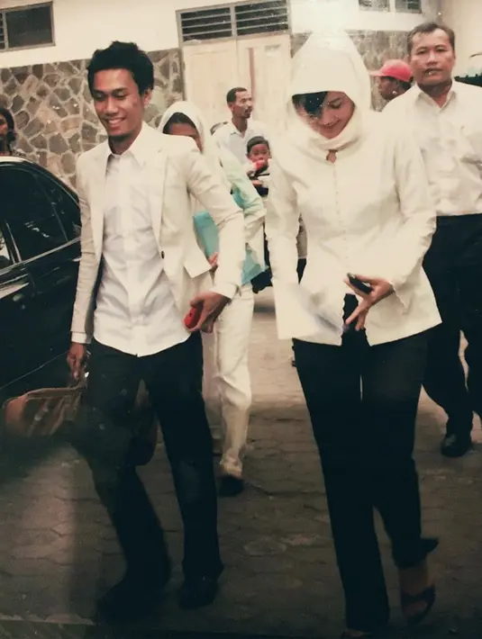 Sarah membagikan momen bahagianya bersama Eross Candra ketika menikah pada 24 September 2009 di KUA Sleman, Yogyakarta. (Liputan6.com/IG/@sarahcandra)