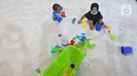 Anak-anak bermain pasir di wahana permainan Lotte Shopping Avenue, Jakarta, Rabu (20/10/2021). Pemerintah kembali melakukan penyesuaian aktivitas masyarakat yang mulai dapat diberlakukan pada periode PPKM. (Liputan6.com/Herman Zakharia)