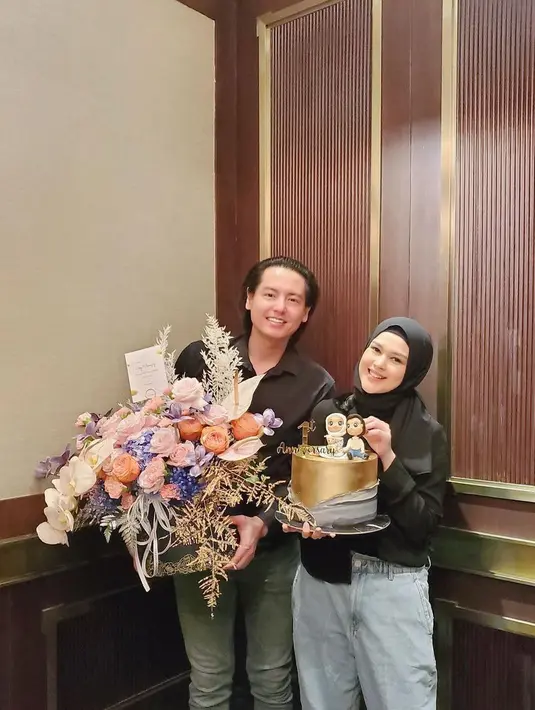 Terlepas urusan mengurus anak, soal pekerjaan rumah tangga yang lainnya Cut Meyriska mengaku selalu mengerjakannya bersama-sama. Ia dan sang suami, Roger Danuarta kerap bergantian dan bekerjasama. (Instagram/cutratumeyriska)