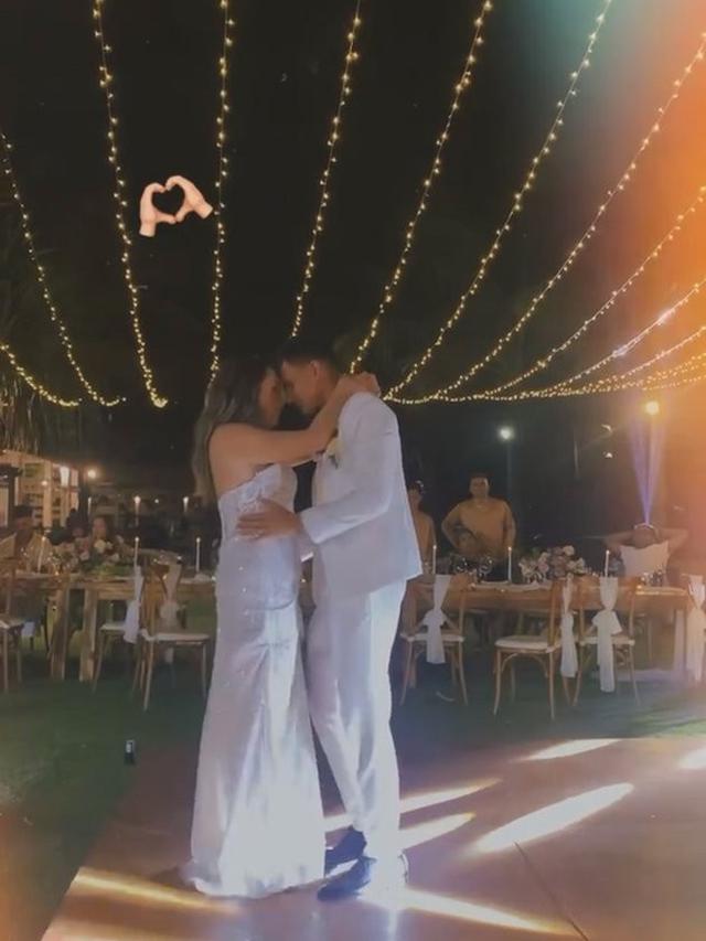 7 Potret Resepsi Pernikahan Amanda Gonzales dan Christian Rontini di Pinggir Pantai