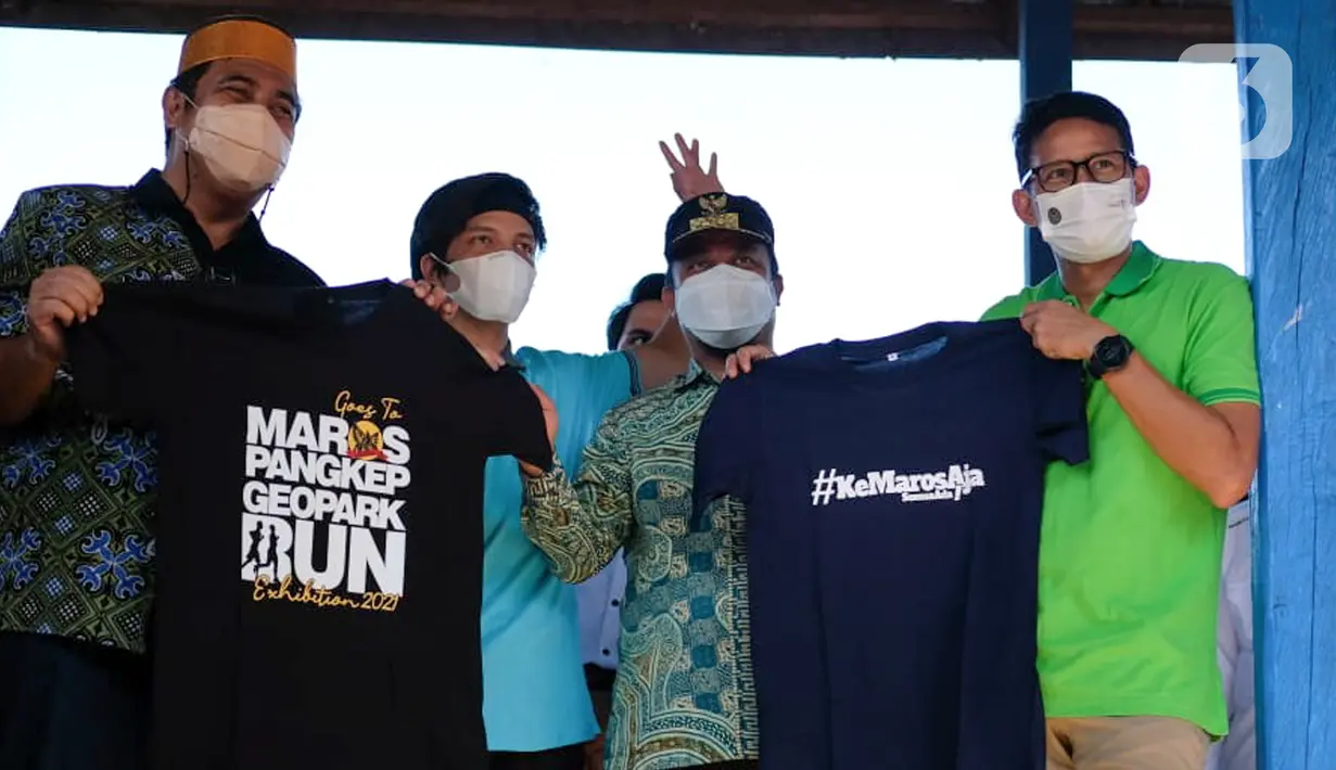 Bupati Maros Syafril Chaidir Syam, Youtuber Atta Halilintar dan Menparekraf Sandiaga Uno menunjukkan kaus ke Maros Aja dalam rangka promosi desa wisata menjadi wisata berkelanjutan di Kampung Karst Rammang Rammang, Sulawesi Selatan, Kamis (17/06/2021). (Liputan6.com/HO/Parekraf)
 