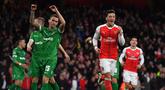 Hingga mengumumkan pensiun pada Rabu, 22 Maret 2023 melalui unggahan akun instagram pribadinya, Mesut Oezil total mencetak 98 gol dari 605 laga bersama 6 klub yang pernah dibelanya, Schalke, Werder Bremen, Real Madrid, Arsenal, Fenerbahce dan Istanbul Basaksehir sejak 2006/2007 hingga 2022/2023. Hanya bersama klub terakhirnya Istanbul Basaksehir ia gagal menyumbang gol. Dari total 98 gol, tercatat ada 4 klub yang menjadi lumbung gol yang masing-masing mampu dijebol sebanyak 4 kali. Berikut daftar keempat klub tersebut. (AFP/Ben Stansall)