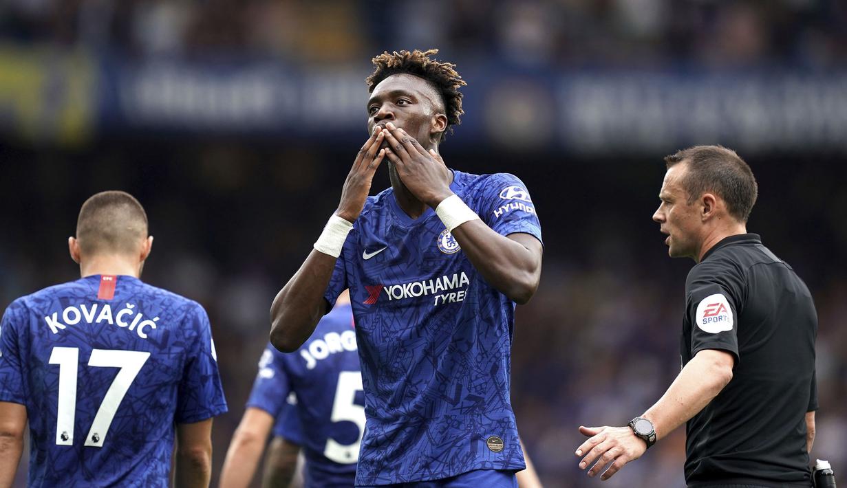 Striker Chelsea, Tammy Abraham, merayakan gol yang dicetaknya ke gawang Sheffield United pada laga Premier League di Stadion Stamford Bridge, London, Sabtu (31/8). Kedua klub bermain imbang 2-2. (AP/John Walton)