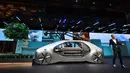 Kendaraan robot dengan mobilitas berbagi, Renault EZ-GO, pada pameran otomotif Geneva Motor Show 2018, Selasa (6/3). Mobil ini dibuat dengan konsep ramah lingkungan serta mengoptimalkan cara berkendara di kota-kota padat penduduk. (Fabrice COFFRINI/AFP)