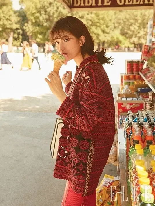 Suzy baru-baru ini berhasil meraih penghargaan di bidang akting. Suzy meraih Star Century Popularity Award di Baeksang Arts Awards 2018 melalui perannya di drama While You Were Sleeping. (Foto: instagram.com/skuukzky)