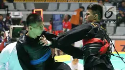 Pesilat Indonesia, Iqbal Candra Pratama saat bertarung melawan Pesilat Thailand, Porntep Poolkaew di Arena Pendopo Pencak Silat TMII, Jakarta, Kamis (23/8). Pesilat Iqbal unggul dengan skor 5-0 di kelas 60-65 kg. (Liputan6.com/Fery Pradolo)