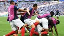 Para pemain Prancis merayakan gol yang dicetak Kylian Mbappe, ke gawang Argentina pada laga 16 besar Piala Dunia di Kazan Arena, Kazan, Sabtu (30/6/2018). Prancis menang 4-3 atas Argentina. (AFP/Franck Fife)