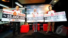 Juara Music Video Contest yang diselenggarakan oleh Vidio.com berpose bersama di markas Vidio.com, Jakarta, Jumat (30/1/2015). (Liputan6.com/Faisal R Syam)