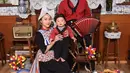 Potret studio yang menggemaskan dari keluarga kecil Nikita Willy. Ia, suami, dan buah hatinya kompak kenakan kostum khas Belanda. [Foto: Instagram/nikitawillyofficial94]