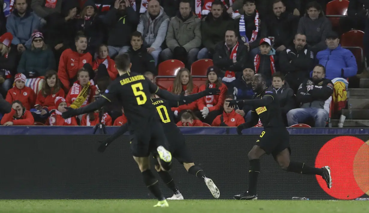 Penyerang Inter Milan, Romelu Lukaku (kanan) berselebrasi dengan rekan-rekannya usai mencetak gol ke gawang Slavia Praha pada pertandingan Grup F Liga Champions di stadion Sinobo di Praha, Republik Ceko (27/11/2019). Inter Milan menang 3-1 atas Slavia Praha. (AP Photo/Petr David Josek)