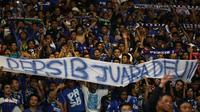 Bobotoh Persib merayakan kemenangan Persib atas Sriwijaya FC 2-0 dalam Final Piala Presiden 2015 di Stadion Utama Gelora Bung Karno, Jakarta, Minggu (18/10/2015). (Bola.com/Nicklas Hanoatubun)