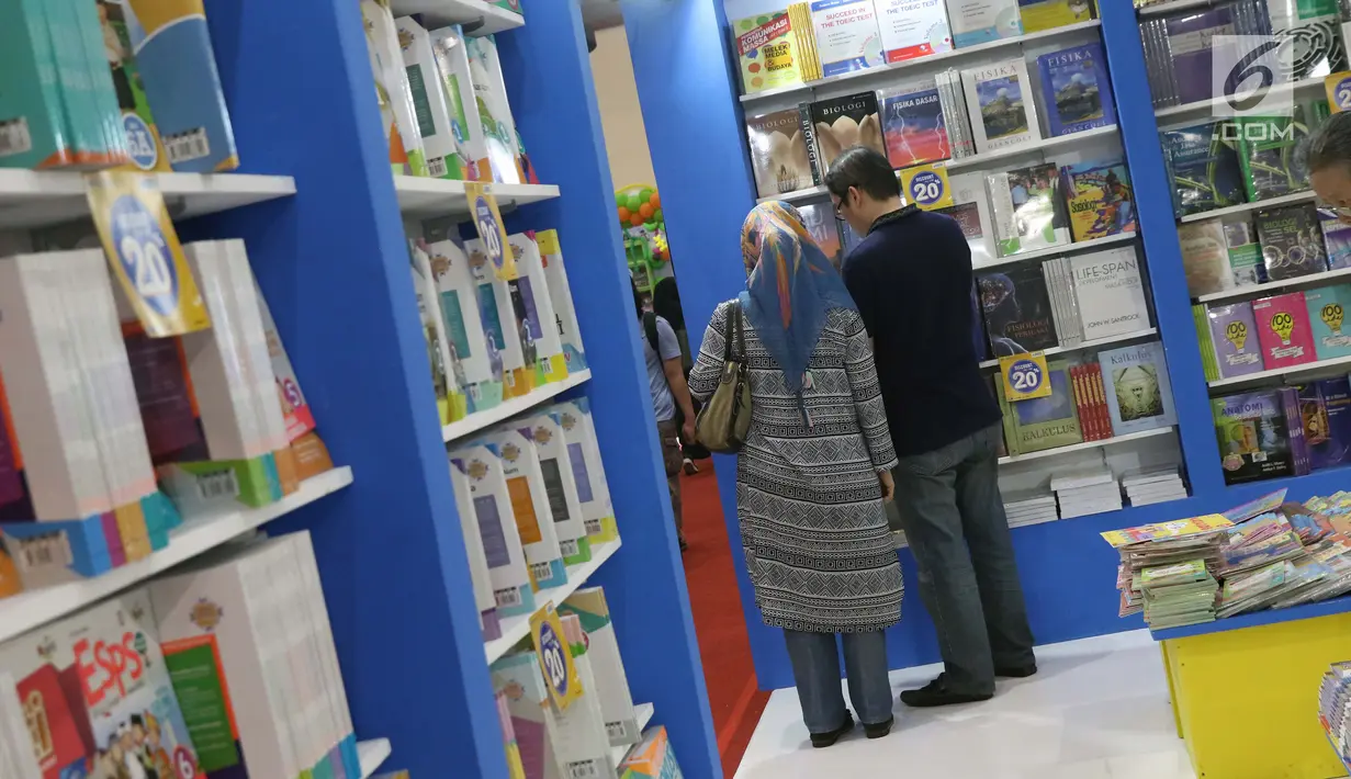 Pengunjung melihat-lihat buku pada Indonesia International Book Fair 2019 di Jakarta Convention Center, Kamis (5/9/2019). Indonesia International Book Fair 2019 menghadirkan ratusan ribu buku dari berbagai penerbit dan berlangsung hingga 8 September 2019. (Liputan6.com/Helmi Fithriansyah)