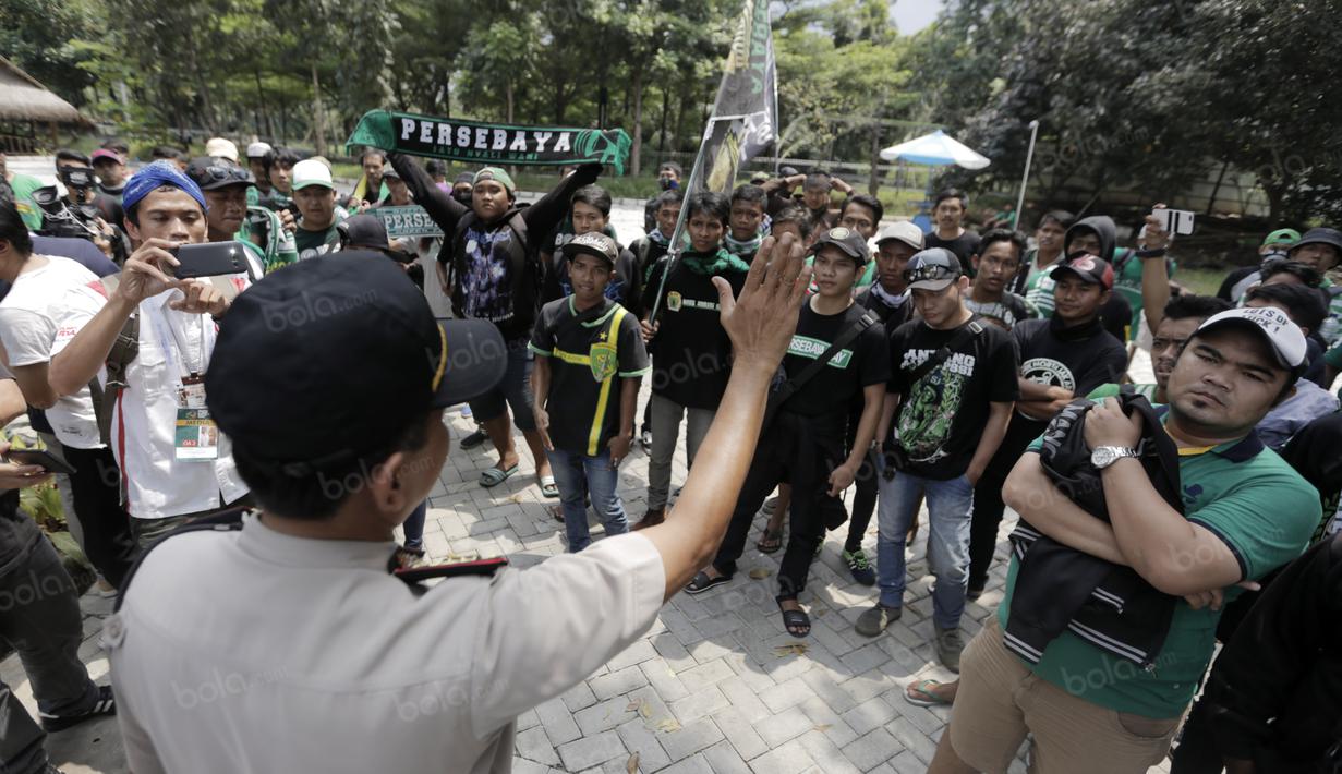 Polisi memberikan arahan kepada suporter fanatik Persebaya 1927, Bonek mania pada Kongres PSSI di Ancol, Jakarta, (10/11/2016). (Bola.com/Nicklas Hanoatubun)