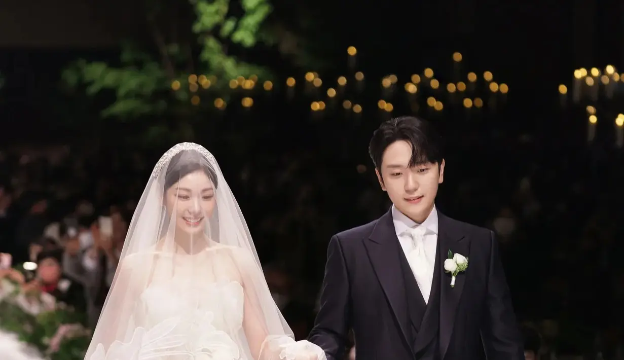 Ko Woo Rim saat menggandeng tangan Kim Yuna di altar pernikahan. (Foto: Instagram/ yunakim)
