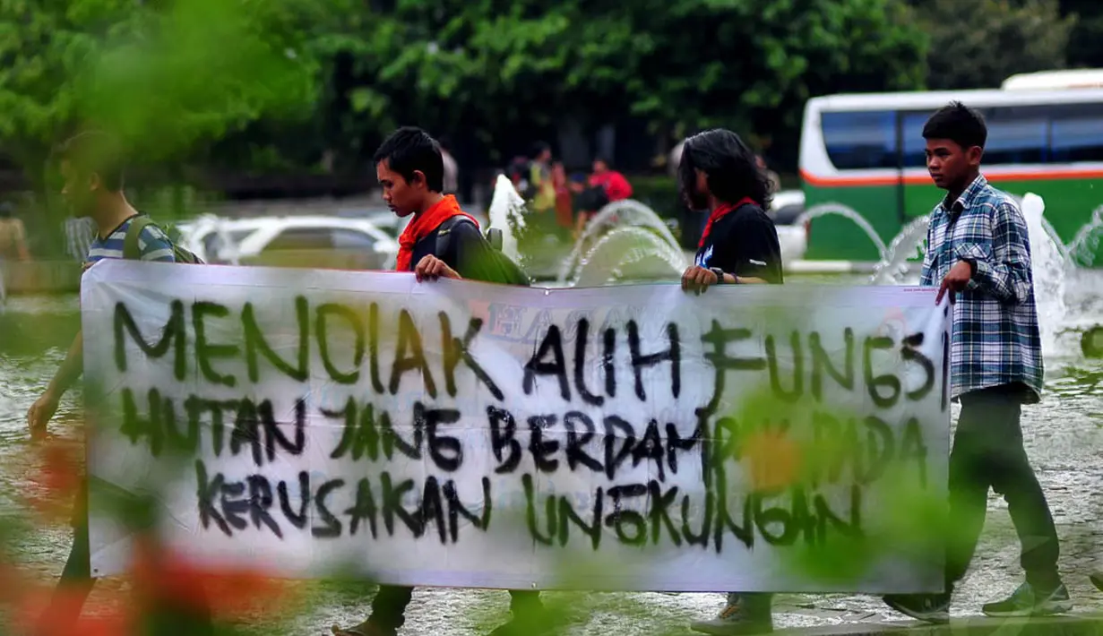Sebuah spanduk berisi tuntutan mereka tampak dibentangkan dalam aksi unjuk rasa di Bundaran HI Jakarta, Jumat (12/12/2014). (Liputan6.com/Johan Tallo)