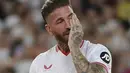 Sergio Ramos mengusap air matanya saat perkenalan pemain baru Sevilla yang berlangsung di Stadion Ramon Sanchez Pizjuan, Sevilla, Rabu (06/09/2023) waktu setempat. Ramos juga sempat mendapatkan tawaran dari klub Arab Saudi, namun hal tersebut tak pernah terjadi. (AFP/Cristina Quicler)