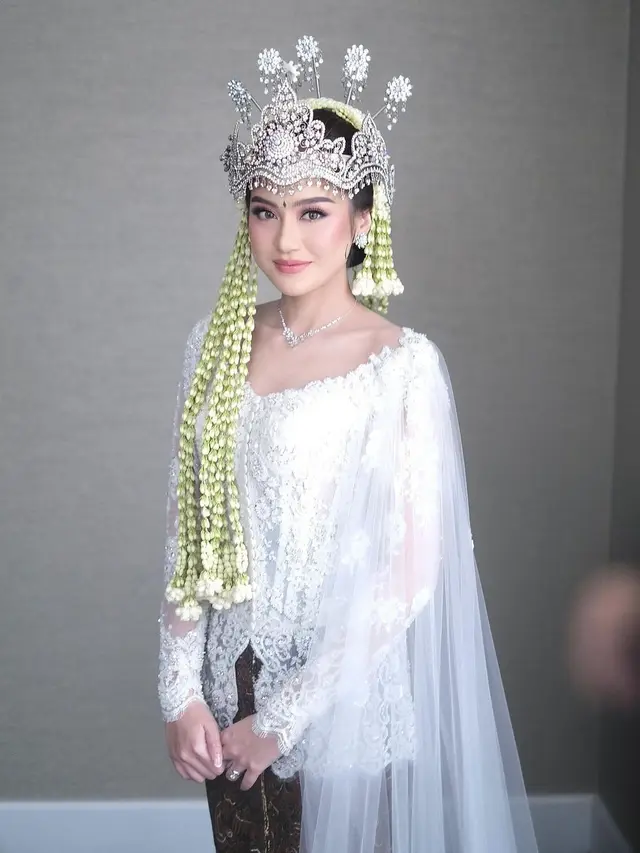 8 Potret Detail Penampilan Salshabilla Adriani saat Akad dan Resepsi Pernikahan