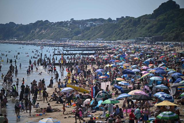 Diterjang Gelombang Panas Ekstrem, Warga Inggris Padati Pantai Bournemouth