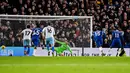 Pemain Chelsea, Noni Madueke, mencetak gol melalui tendangan penalti saat melawan Crystal Palace pada pekan ke-19 Premier League 2023/2024 di Stadion Stamford Bridge, Kamis (28/12/2023). (AFP/Glyn Kirk)