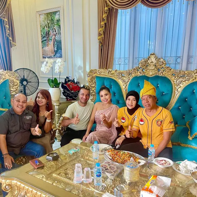 6 Potret Pertemuan Eva Belisima dan Kiwil, Tetap Jalin Silaturahmi