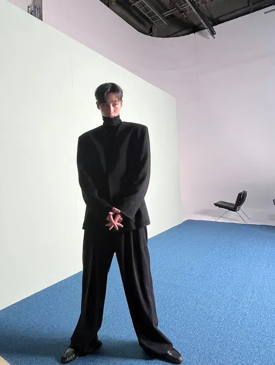 Lee Jae Wook tampil dengan outfit serba hitam. Ia mengenakan turtleneck yang ditumpuknya dengan setelan blazer dan celana panjang, hingga sepatu yang semuanya berwarna hitam. [Foto: Instagram/jxxvvxxk]