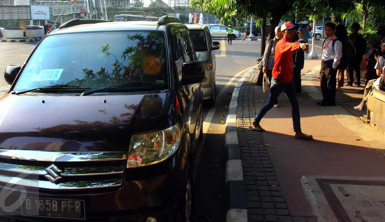 Minibus plat hitam yang berfungsi sebagai angkutan umum tengah menunggu penumpang di kawasan Sarinah, Jakarta, Sabtu (27/6/2015). Jasa angkot gelap menjadi favorit di kawasan tersebut karena tarif yang relatif terjangkau. (Liputan6.com/Johan Tallo)