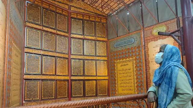 Megahnya Alquran Raksasa di Palembang Berukir Tinta Emas