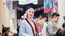 Kaftan biru muda dengan hijab berwarna peach membuat tampilan Anisa begitu mempesona. Ia begitu bangga mengenakan Toga, seperti yang sudah dinantikannya sejak beberapa tahun silam. (Instagram/anisarahma_12)