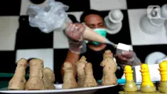 Jodi Purnama melakukan proses penyelesaian pembuatan bakso daging sapi yang berbentuk bidak catur di Bintaro, Senin  (18/11/2019). Jodi meyakini bakso daging sapi berbentuk bidak catur merupakan pertama kali yang ada di Indonesia maupun dunia.  (merdeka.com/Arie Basuki)