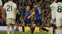 Selebrasi Leandro Trossard usai mencetak gol di laga Fulham vs Arsenal di pekan ke delapan Premier League 2025/2026 di Craven Cottage, Sabtu (18/10/2025). (AP Photo/Kin Cheung)