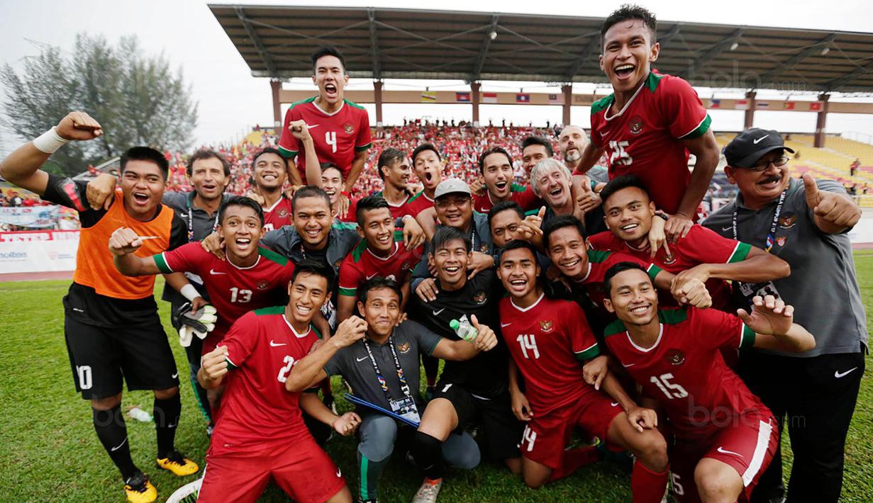 Para pemain Indonesia merayakan kemenangan atas Myanmar pada Laga Sea Games 2017 di Stadion MPS, Selangor, Selasa (29/8/2017). Indonesia menang 3-1 atas Myanmar. (Bola.com/Vitalis Yogi Trisna)