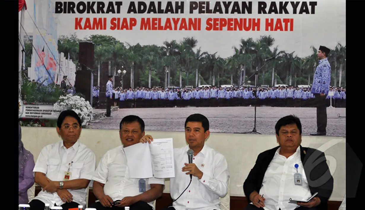 Yuddy Chrisnandi memperlihatkan data keberhasilan kementerian PANRB dalam 100 hari pertama, Jakarta, Selasa (27/1/2015). (Liputan6.com/Miftahul Hayat)