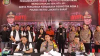 Polisi meringkus perampok minimarket di Jakarta Barat. Satu orang terpaksa diterjang timah panas lantaran melakukan perlawanan saat akan ditangkap. (Liputan6.com/Ady Anugrahadi)