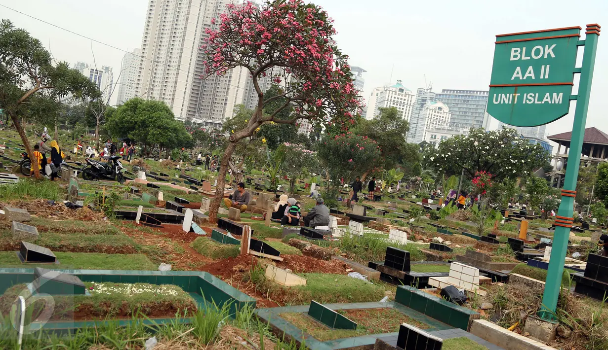 Sejumlah warga melakukan ziarah kubur menyambut datangnya bulan Ramadan di TPU Karet Bivak, Jakarta, Minggu (14/6/2015). (Liputan6.com/Helmi Afandi)