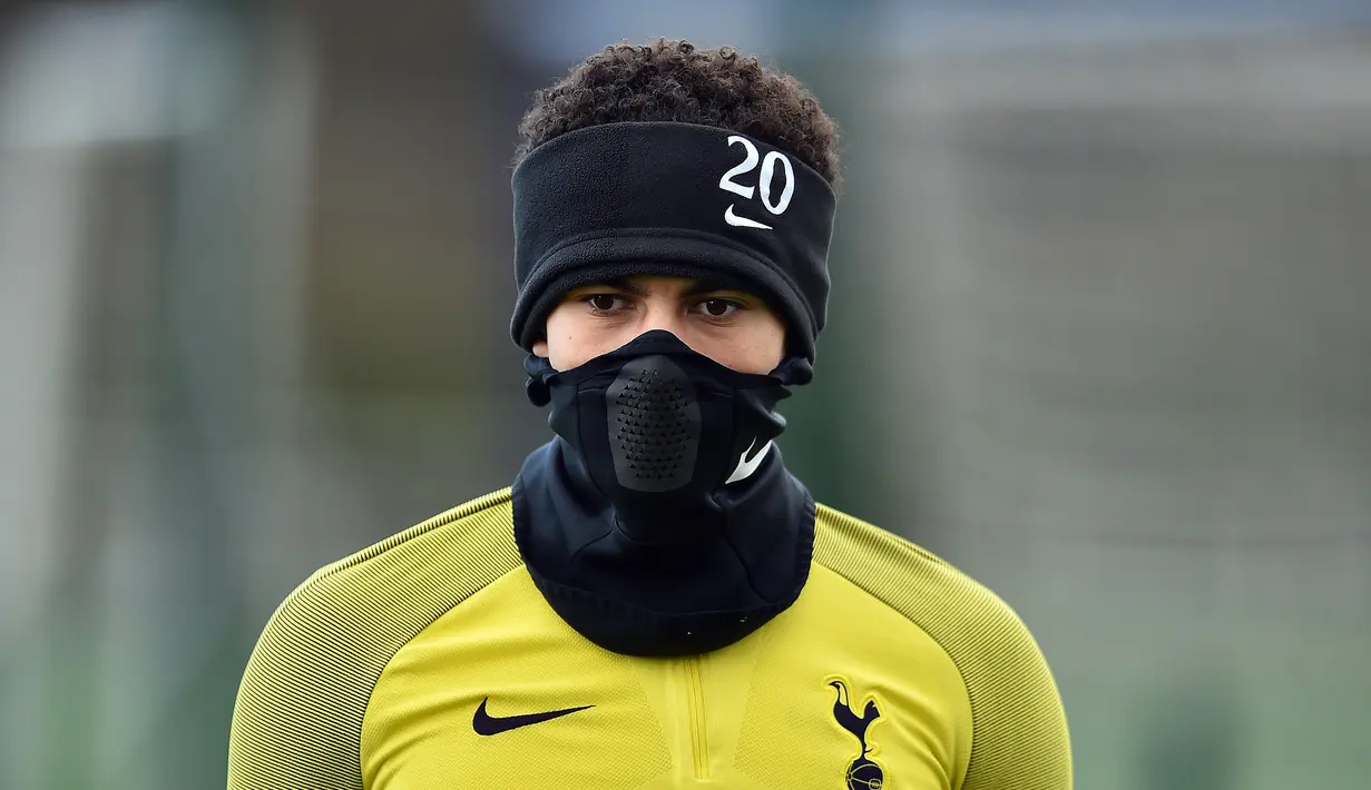 Gelandang Tottenham Hotspur, Dele Alli ambil bagian dalam sesi latihan di Tearham Hotspur's Enfield Training Centre, London, Selasa (6/3). Tottenham sukses meraih hasil imbang 2-2 di markas Juventus dalam pada pertama. (GLYN KIRK/AFP)