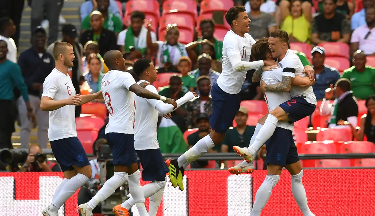 Para pemain Inggris merayakan gol yang dicetak Gary Cahill ke gawang Nigeria pada laga persahabatan di Stadion Wembley, London, Sabtu (2/6/2018). Inggris menang 2-1 atas Nigeria. (AFP/Ben Stansall)