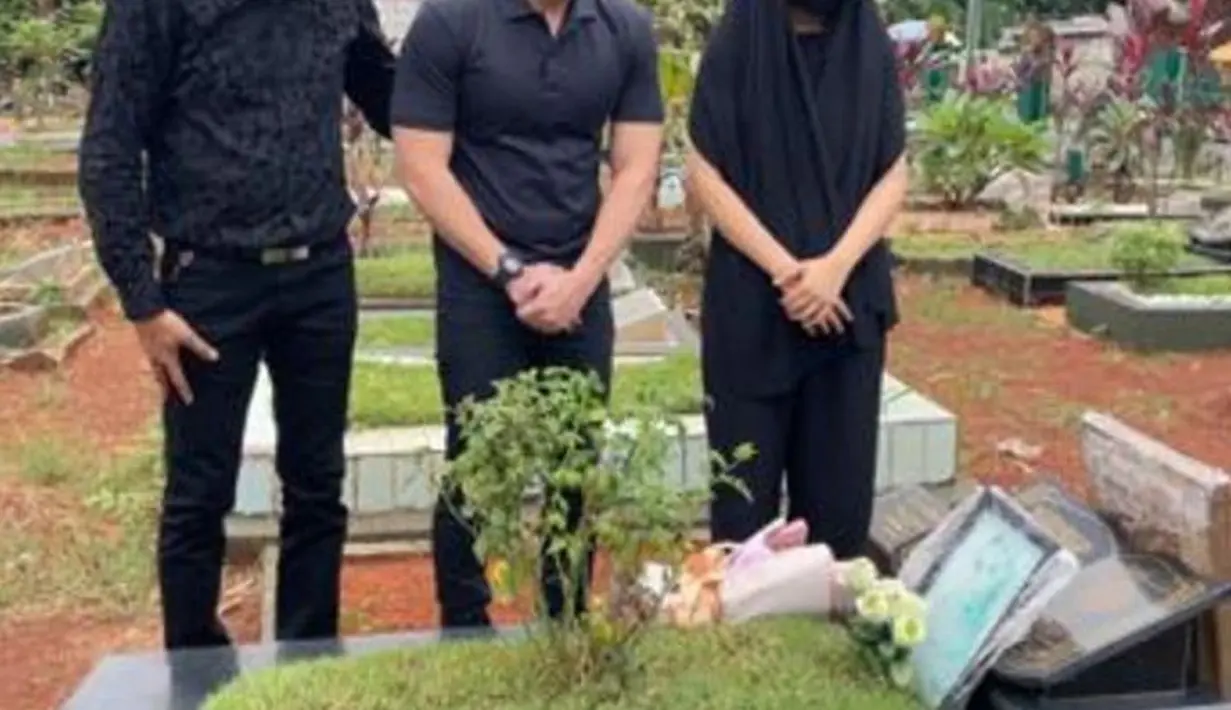 Dalam kepala tertunduk, Nicky Tirta ditenangkan oleh Doddy Sudrajat. Tampak Nicky juga ditemani Mayang, adik Vanessa Angel. (Foto: Instagram/@dodysoedrajat_1)