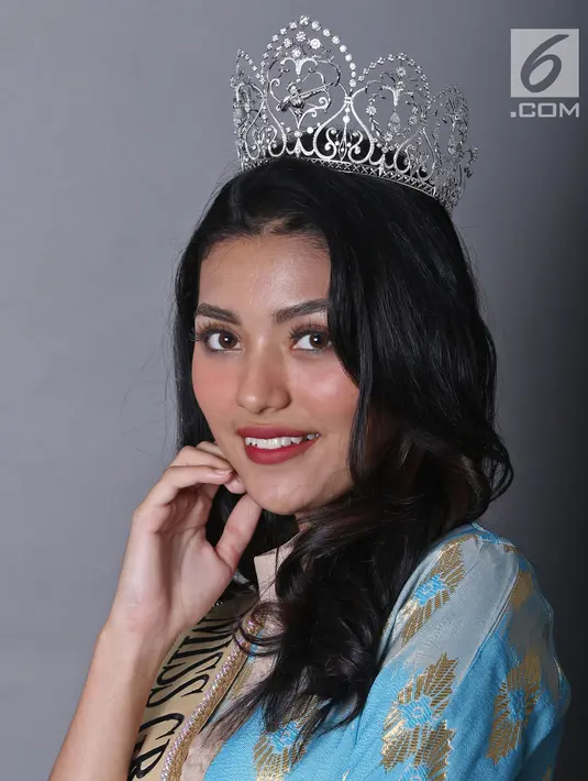 Miss Grand Indonesia 2019 Sarlin Jones berpose di Kantor KLY, Jakarta, Selasa (3/9/2019). Setelah memenangkan ajang Miss Grand Indonesia 2019, wanita kelahiran 8 Mei 2001 ini akan melanjutkan langkah di Miss Grand Internasional 2019. (Liputan6.com/Herman Zakharia)