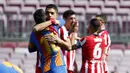 Striker Atletico Madrid, Luis Suarez, berpelukan dengan striker Barcelona, Lionel Messi, pada laga Liga Spanyol di Stadion Camp Nou, Sabtu (8/5/2021). Kedua tim bermain imbang 0-0. (APJoan Monfort)