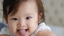 Tingkah lucu dan menggemaskan dari baby Vechia yang bisa menjulurkan lidah. (Liputan6.com/IG/samuel_zylgwyn)